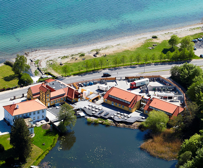 Strandmøllen A/S i Klampenborg, Sjælland oppefra. Bygning der arbejder med gas. 